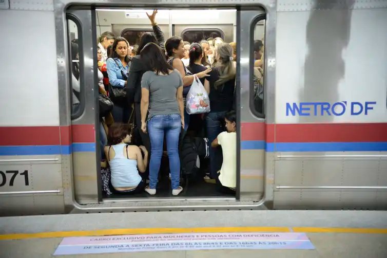 Fábio Rodrigues Pozzebom/Agência Brasil Brasília - O metrô da cidade já conta com um vagão exclusivo para mulheres. Conhecido como Vagão Rosa, a maioria das usuárias disse se sentir mais segura contra abuso sexuais (Fábio Rodrigues Pozzebom/Agência Brasil)